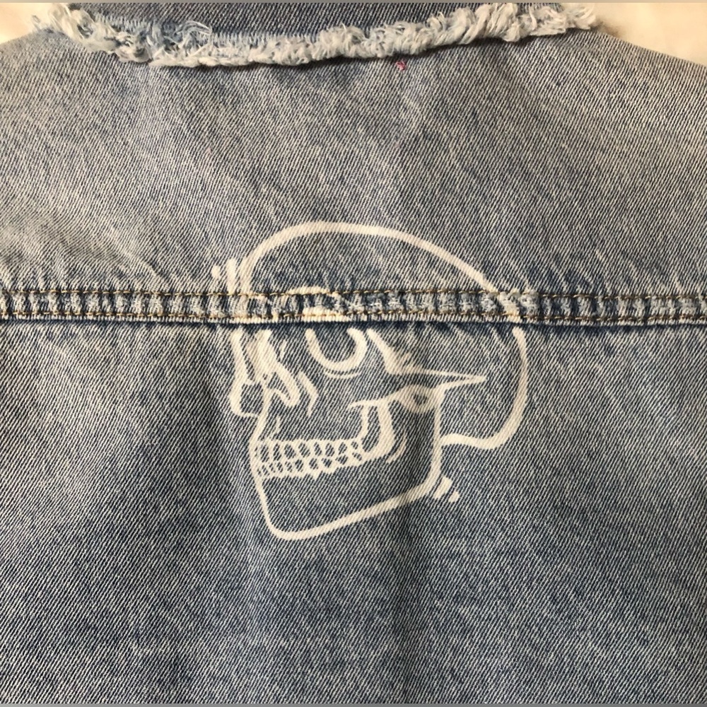 AZALEA  WANG SKULL DISTRESSED DENIM  JACKET SIZE: LARGE - Picture 6 of 8